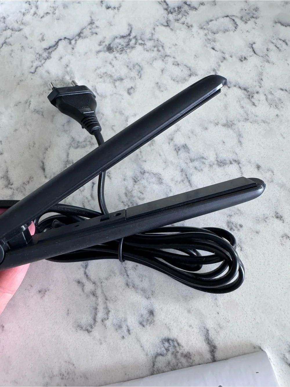 NWOT! Beautine Mini Travel Hair Straightener European Outlet Plug 250V - Black